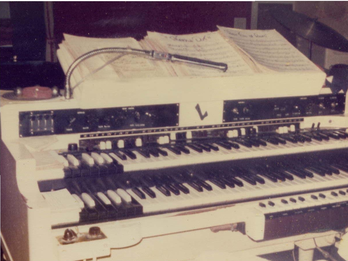 http://theatreorgans.com/hammond/keng/kenhtml/Lenny%20Dee%27s%20Model%20A%20(AV)%20Hammond%20Organ.jpg