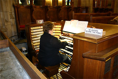 Click here to download a 2400 x 1600 JPG image showing Meredith Baker at the console of the West Point Military Academy's Cadet Chapel 4/380 Möller Church Pipe Organ.