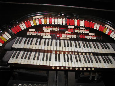 Click here to download a 2048 x 1536 JPG image showing the San Bernardino 2/10 Style 216 Mighty WurliTzer Theatre Pipe Organ.