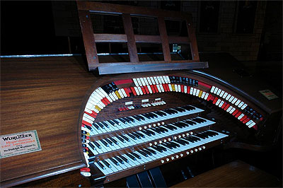 Click here to download a 1024 x 682 JPG image showing the keydesk of the 3/10 Mighty WurliTzer Theatre Pipe Organ installed at the Palace Theatre in Marion, Ohio.