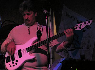 Click here to download a 1849 x 1375 JPG image showing Randy Rodgers playing Bass Guitar.