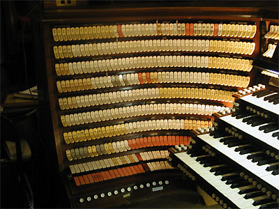 Click here to download a 2048 x 1536 JPG image showing the laft stop sweep of the 4/380 Möller Church Pipe Organ.