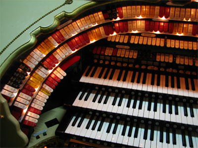 Click here to download a 2592 x 1944 JPG image showing the left bolster of the 3/18 Mighty WurliTzer Theatre Pipe Organ.
