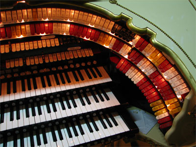 Click here to download a 2592 x 1944 JPG image showing the right bolster of the 3/18 Mighty WurliTzer Theatre Pipe Organ.