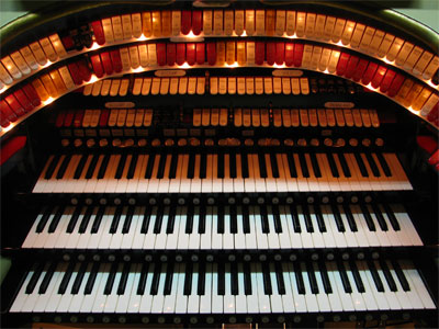 Click here to download a 2592 x 1944 JPG image showing the center bolster of the 3/18 Mighty WurliTzer Theatre Pipe Organ.