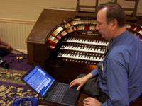 Click here to download a 2576 x 1932 JPG image of Bob Walker settin up the fabulous Walker RTO 3/35 Digital Theatre Organ at the Hilton, one of Tom and Doc's favorite places to be during the Convention.