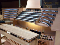 Click here to download a 2576 x 1932 pixel image of the portable console of the Disney Auditorium 4/100 Pipe Organ Carlo Curley played on July 2, 2005.