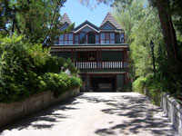 Click here to download a 2576 x 1932 JPG image of the front of John Ledwon's Agoura Organ House.