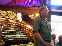 Click here to download a 2576 x 1932 JPG image of John Ledwon introducing England Theatre Pipe Organ legend, Len Rawle.