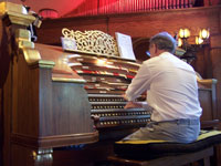 Click here to download a 2576 x 1932 JPG image of Len Rawle getting the concert underway at Agoura Organ House.