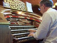 Click here to download a 2576 x 1932 JPG image of Len Rawle at the console of the 4/52 Mighty WurliTzer Theatre Pipe Organ at Agoura Organ House.