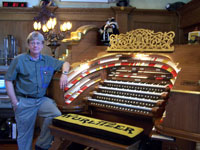 Click here to download a 2576 x 1932 JPG image of John Ledwon posing with his wonderful 4/52 Mighty WurliTzer Theatre Pipe Organ.