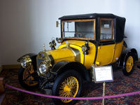 Click here to download a 2576 x 1932 JPG image of one of the many automobiles in the Nethercutt collection.