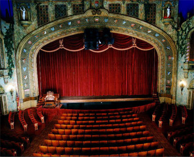 Click here to download a 714 x 576 JPG image showing the Mighty WurliTzer on the stage of the magnificent Palce Theatre.