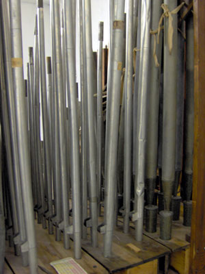 Click here to download a 1536 x 2048 JPG image showing a rank of String pipes in the Main chamber.