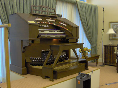 Click here to download a 2048 x 1536 JPG image of the Shell Point Retirement Community's Mighty Allen MDS317EX Digital Theatre Organ.