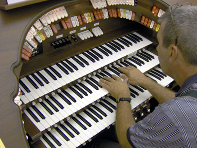 Click here to download a 2048 x 1536 JPG image of Tom Hoehn warming up for his Friday concerts at the console of the Mighty Allen MDS317EX Digital Theatre Organ.