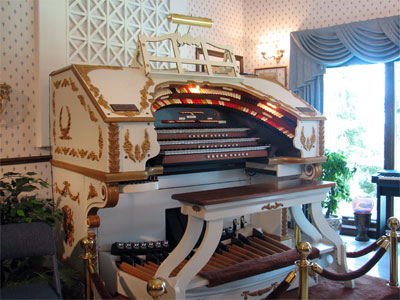 Click here to download a 2592 x 1944 JPG image showing the console of the 3/17 Mighty WurliTzer at the residence of Dorothy Steiner in Baltic, Ohio.