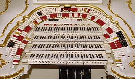 Click here to visit the official website of the Stockport Town Hall 4/20 Mighty WurliTzer.
