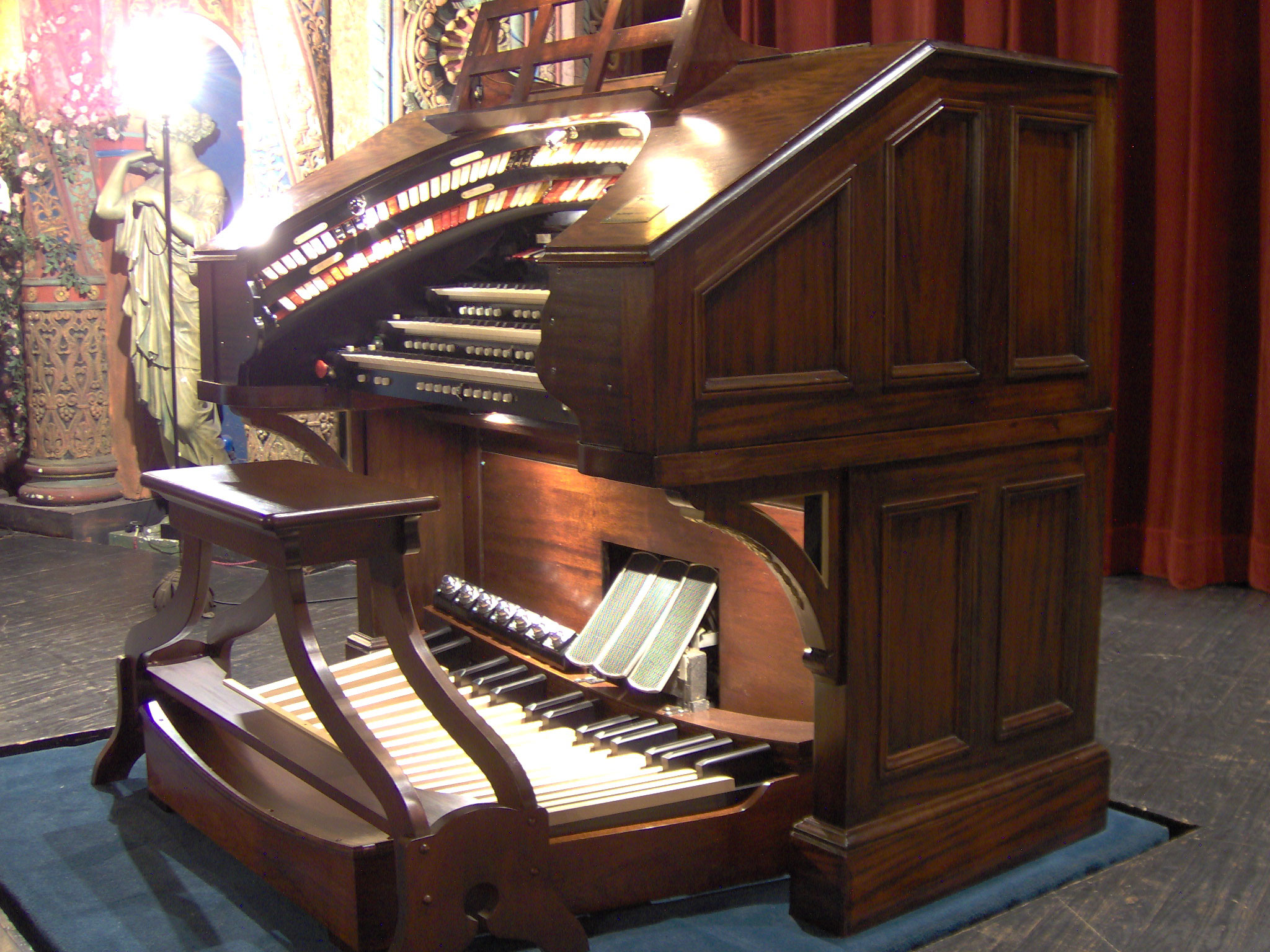 Click here to download a 2048 x 1536 JPG image of the Tampa Theatre's 3/14 Mighty WurliTzer Theatre Pipe Organ that Johnnie June Carterloves to play.