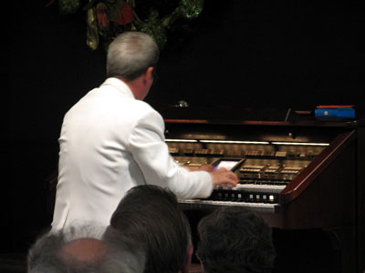 Click here to download a 640 x 480 JPG image showing Tom Hoehn at the console of the Roland Atelier Digital Organ.