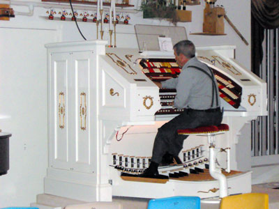 Click here to download a 2048 x 1536 JPG image showing Tom Hoehn warming up before the show at the console of the 3/24 Mighty Kimball Theatre Pipe Organ.