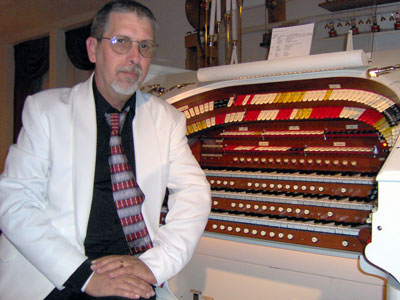Click here to download a 2048 x 1536 JPG image showing Tom Hoehn posing at the console of the 3/24 Mighty Kimball Theatre Pipe Organ.