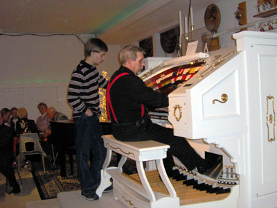 Click here to download a 2048 x 1536 JPG image showing Tom Hoehn demonstrating the 3/24 Mighty Kimball Theatre Pipe Organ to a young friend.