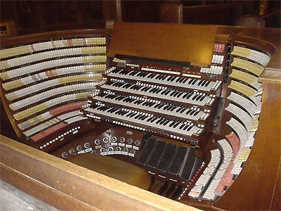 Click here to download a 1280 x 960 JPG image showing the console of the West Point Military Academy's Cadet Chapel 4/380 Möller Church Pipe Organ.